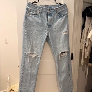 Light Blue Distressed women’s Levi Jeans